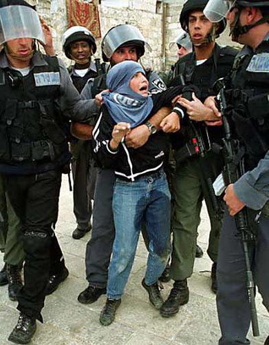 دختر فلسطینی در چنگال سربازان صهیونیست